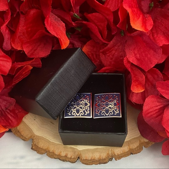 Elegant Silver and Navy Square Cufflinks - Picture 13 of 16